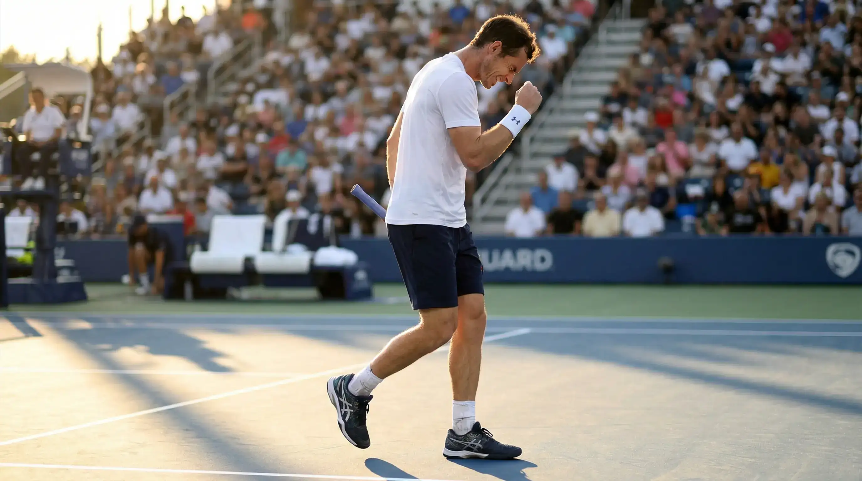 Tenista celebrando la victoria en pista dura tras ganar un partido de tenis